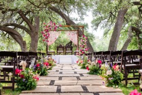 Venue: Four Seasons Austin<br />
Planner: Glitzzy Events<br />
Photographer: Two Fish Weddings Wedding florals