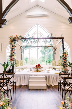 Venue: Highpointe Estates<br />
Planner: Glitzzy Events<br />
Photographer: The Bird and The Bear Floral arches add elegance to your wedding