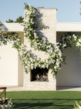 Venue: The Arlo<br />
Planner: 36th Street Events<br />
Photographer Cori Brooke Young Photography Florals draping the fireplace
